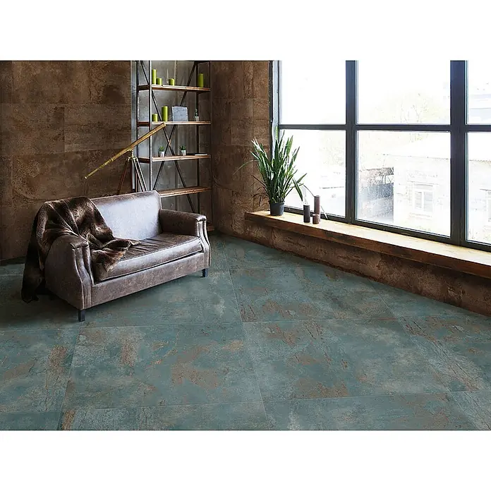 Feinsteinzeug in oxidierter grüner Metalloptik 60x120 - Ital. Fliesen -  - Türkisblaue Bodenfliesen mit verwitterten rotbraunen Mustern, verlegt in einem geräumigen Zimmer.