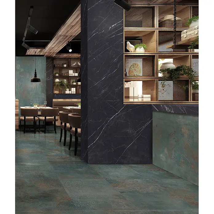 Feinsteinzeug in oxidierter grüner Metalloptik 60x120 - Ital. Fliesen -  - Oxidierte türkisgrüne und rostbraune Fliesen an Boden und Wand eines Restaurants.
