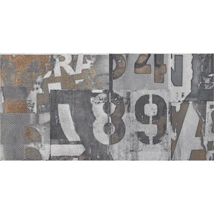 Dekorierte industrielle Feinsteinzeug Wandfliese in Grau - Ital. Fliesen -  - Halbton-Grafikdesign mit abgenutzten Zahlen und Buchstaben in Grau-, Weiß- und Brauntönen, im Industrial-Look.
