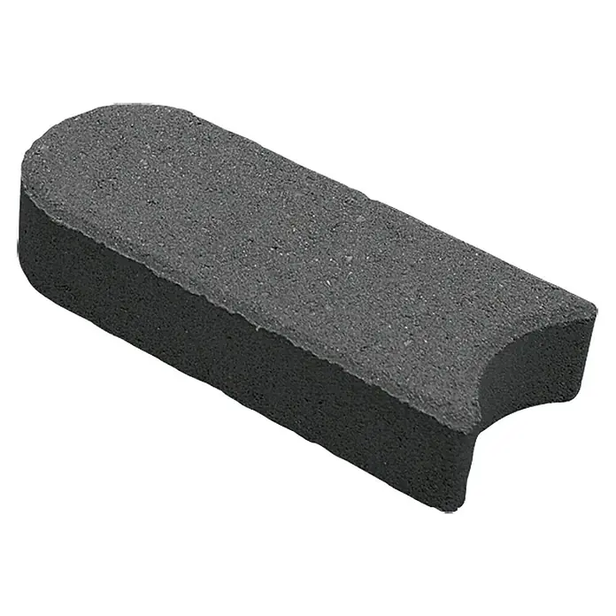 Christoph Mähstein - 22 x 10 x 4,5 cm, Anthrazit, Beton - Nahaufnahme eines grauen Randsteins mit abgerundeter Kante, ideal für Garten- und Landschaftsbauprojekte. Der Betonrandstein ist robust und langlebig.