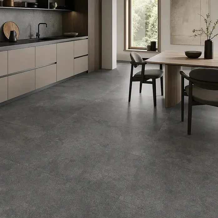 Feinsteinzeug in Pure schwarzer Steinoptik 60x120 - Italienische Fliesen -  - Dunkelgraue, großformatige Bodenfliesen mit strukturierter Oberfläche in einer modernen Küche und Essbereich.