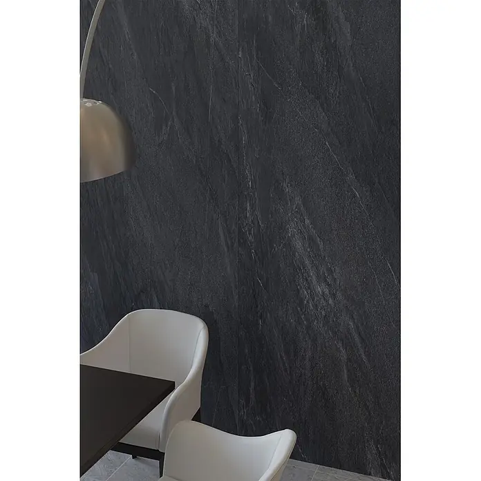 Feinsteinzeug in matter anthrazitfarbener Steinoptik 30x60 - Ital. Fliesen -  - Dunkelgraue Wandfliesen in Steinoptik mit weißen Äderungen in modernem Interieur.