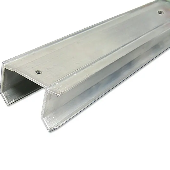 HBS Betz Laufschiene - 200 cm, Traglast: 38 kg, Einsatzbereich: Schrankschiebetüren - Nahaufnahme eines U-förmigen Aluminiumprofils mit Bohrlöchern auf weißem Grund, ideal für Bau- und Konstruktionsprojekte.