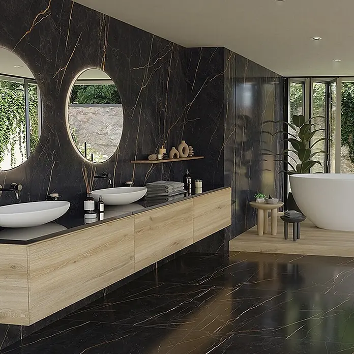 Feinsteinzeug in Saint Laurent glänzender Marmoroptik 60x120 -  - Schwarze Marmorfliesen mit goldenen Äderungen verkleiden Wände und Boden eines luxuriösen Badezimmers.