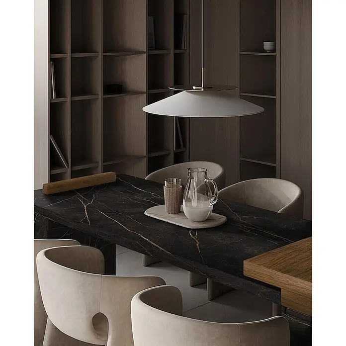 Feinsteinzeug in Saint Laurent glänzender Marmoroptik 60x120 -  - Schwarzer Marmor-Esstisch mit goldenen Adern, umgeben von hellen Stühlen in modernem Ambiente.