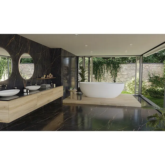 Feinsteinzeug in Saint Laurent glänzender Marmoroptik 60x120 -  - Luxuriöses Badezimmer mit schwarzen Marmorfliesen, Holzwaschtisch und freistehender Badewanne mit Gartenblick.
