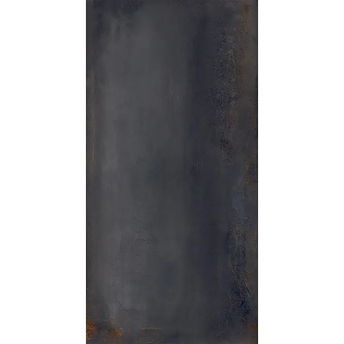 Feinsteinzeug in oxidierter schwarzer Metalloptik 60x120 - Ital. Fliesen -  - Dunkle, strukturierte Fliese im Industriestil mit subtilem Metallglanz und rostfarbenen Akzenten.