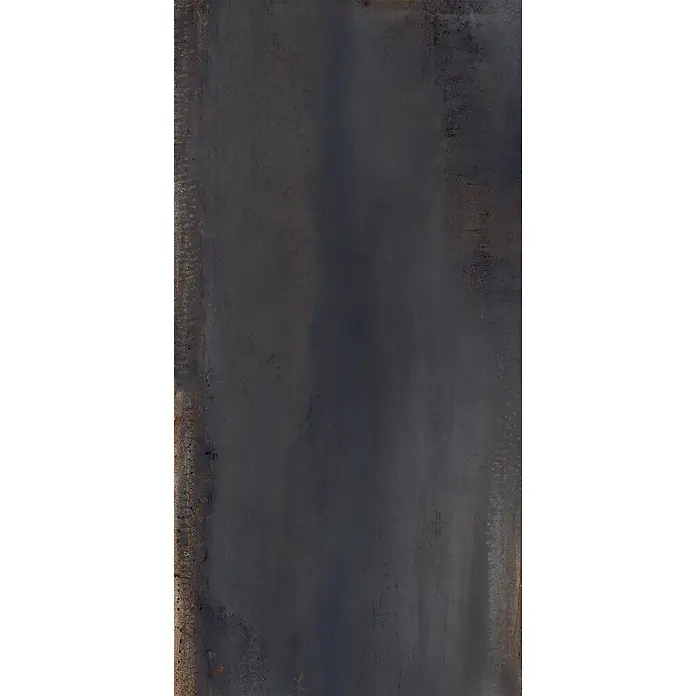 Feinsteinzeug in oxidierter schwarzer Metalloptik 60x120 - Ital. Fliesen -  - Dunkelgraue, verwitterte Oberfläche im Industriestil mit feiner Textur und Rostakzenten.