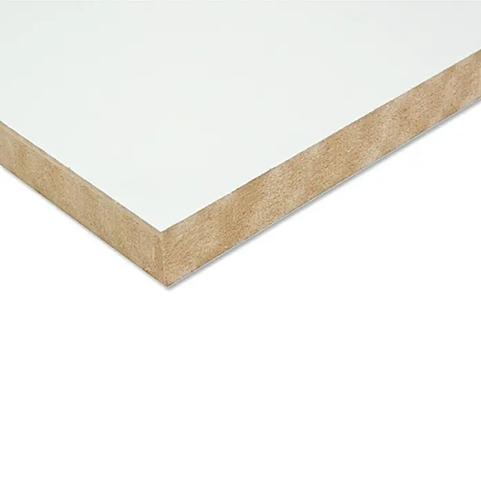 MDF-Platte mit Grundierung nach Maß - Weiß, Max. Zuschnittsmaß: 2.800 x 2.070 mm, Stärke: 19 mm - Nahaufnahme einer weißen, melaminbeschichteten Spanplatte, ideal für Möbelbau und Innenausbau, mit sichtbarer Holzstruktur.