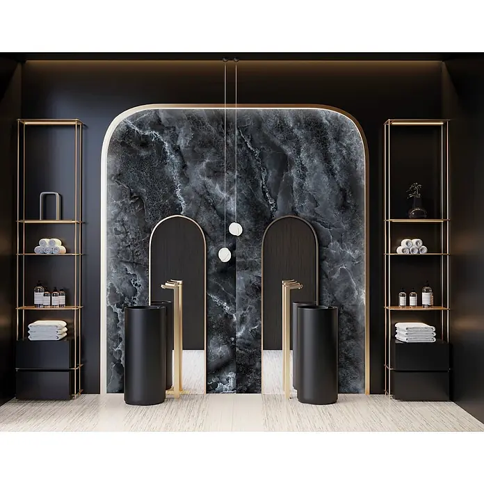 Feinsteinzeug in schwarzer edler Onyx-Marmoroptik 60x120 - Ital. Fliesen -  - Ein luxuriöses modernes Badezimmer mit schwarzen Standsäulenwaschbecken, goldenen Armaturen, einer dunklen Marmorwand und goldenen Regalen.
