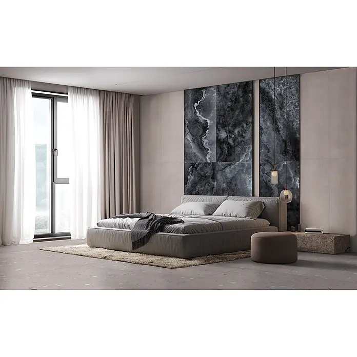 Feinsteinzeug in schwarzer edler Onyx-Marmoroptik 60x120 - Ital. Fliesen -  - Helle, gesprenkelte Bodenfliesen bilden eine ruhige Basis in einem modernen Schlafzimmer mit Bett und dunklen Marmorwandpaneelen.