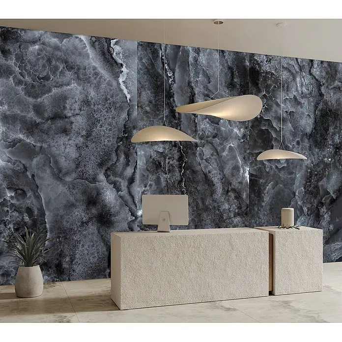 Feinsteinzeug in schwarzer edler Onyx-Marmoroptik 60x120 - Ital. Fliesen -  - Dunkelgraue Wandverkleidung in Marmoroptik als luxuriöser Hintergrund in einem modernen Empfangsbereich.