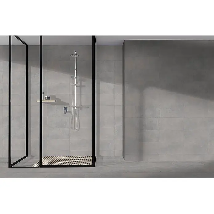 Feinsteinzeug in spachtelartiger dunkelgrauer Harzoptik 80x80 -  - Moderne Dusche mit schwarz gerahmter Glasduschkabine, Chrom-Duschsystem und Lattenrost aus Holz.