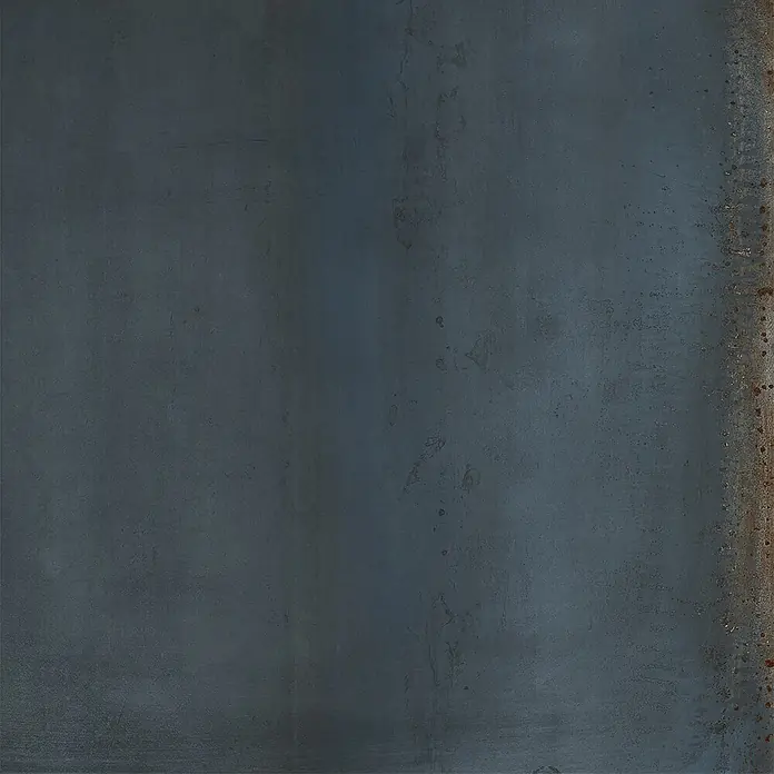 Feinsteinzeug in oxidierter blauer Metalloptik 60x60 - Italienische Fliesen -  - Dunkelblaue-graue, patinierte Metall- oder Betontextur mit oxidierten rotbraunen Elementen rechts.
