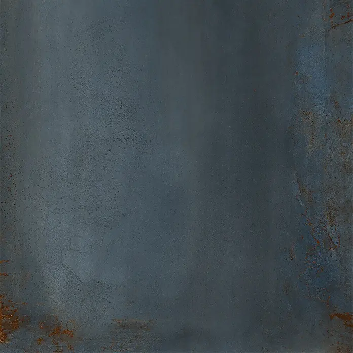 Feinsteinzeug in oxidierter blauer Metalloptik 60x60 - Italienische Fliesen -  - Dunkelblaugraue, verwitterte Metalloberfläche mit braunen, rostähnlichen Details.
