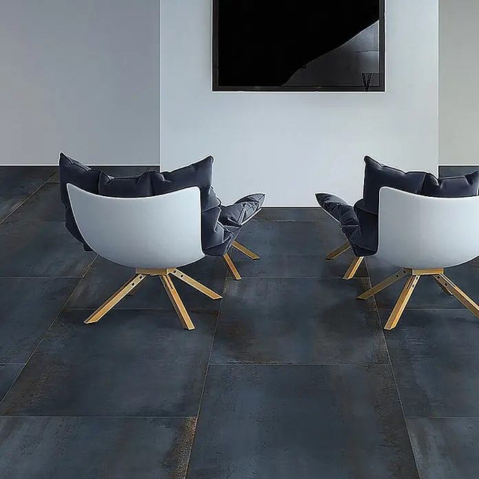 Feinsteinzeug in oxidierter blauer Metalloptik 60x60 - Italienische Fliesen -  - Großformatige dunkle Bodenfliesen in Rostoptik mit Industrie-Look, die ein modernes Interieur aufwerten.
