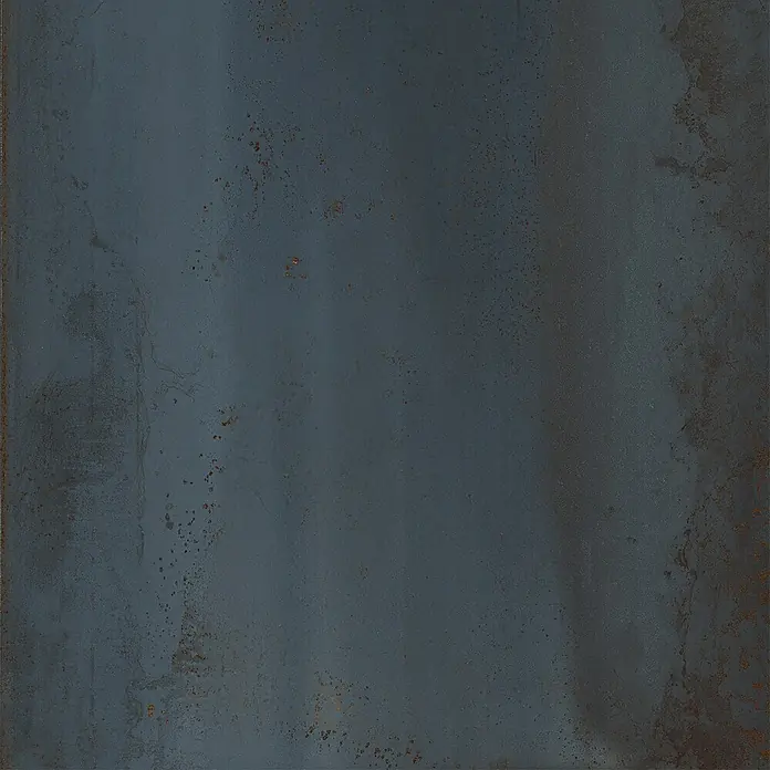 Feinsteinzeug in oxidierter blauer Metalloptik 60x60 - Italienische Fliesen -  - Dunkel blaugraue, verwitterte Metalloberfläche mit rotbraunen Rostflecken.