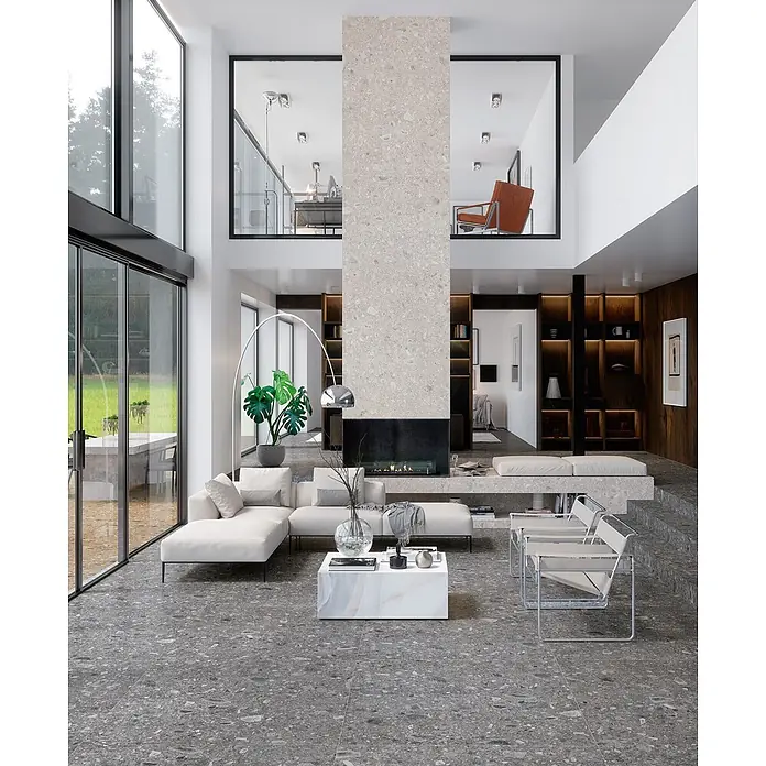Feinsteinzeug in matter anthrazitfarbener Steinoptik 30x60 - Ital. Fliesen -  - Graue Terrazzo-Fliesen in einem modernen Wohnzimmer, die sich entlang eines Kamins und einer gestuften Plattform erstrecken.