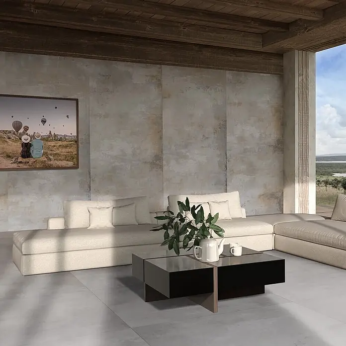 Feinsteinzeug in weißer Betonoptik 120x120 - Italienische Fliesen -  - Wandpaneele in Betonoptik, hellgrau und beige, für ein modernes Wohnzimmer.