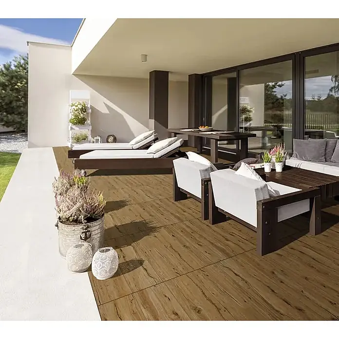 Feinsteinzeug in antiker Nussbaumholzoptik 20x120, rutschhemmend -  - Braune Terrassenfliesen in Holzoptik als Bodenbelag auf einer Außenterrasse.