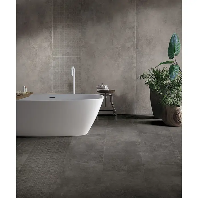 Feinsteinzeug in gewachster anthrazitfarbener Betonoptik 120x120 -  - Moderne graue Strukturfliesen in einem Badezimmer, mit passenden Mosaikmustern an Wänden und Boden.