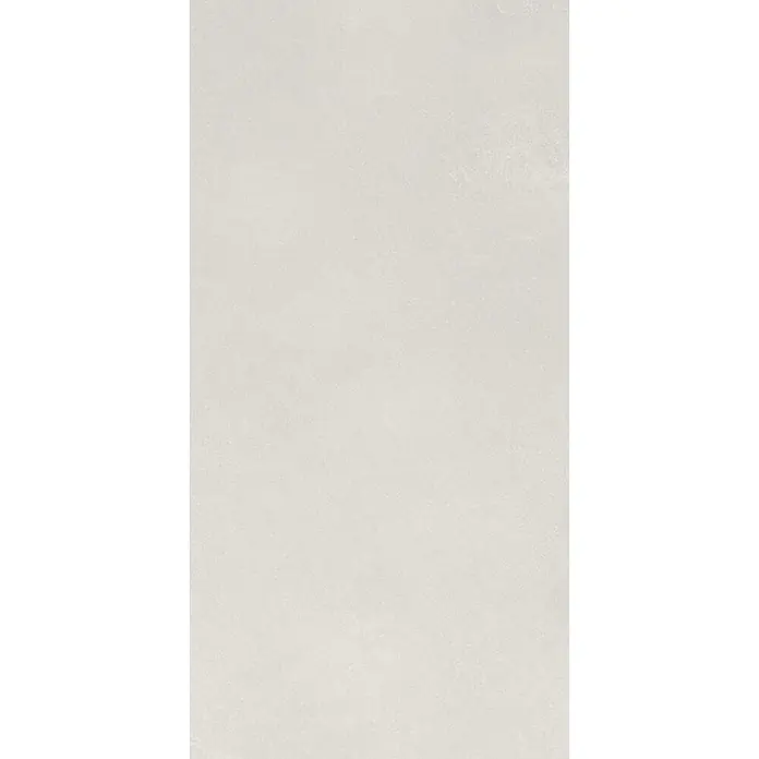 Feinsteinzeug in farbiger weißer Betonoptik 60x120 - Italienische Fliesen -  - Hellbeiges, fein texturiertes Materialmuster mit matter Oberfläche.