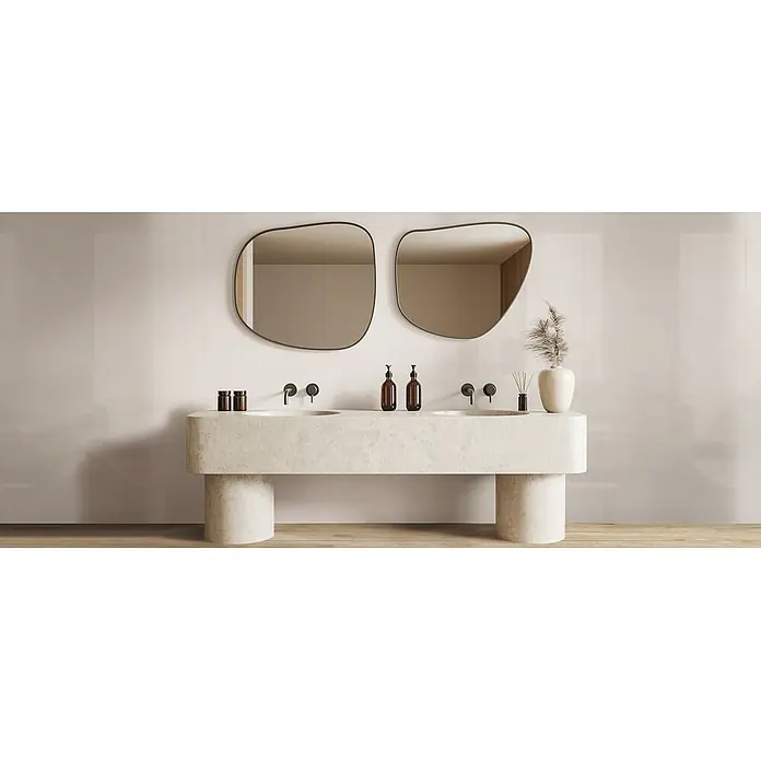 Feinsteinzeug in farbiger weißer Betonoptik 60x60 - Italienische Fliesen -  - Moderner Doppelwaschtisch mit zwei Betonoptik-Becken, Wandarmaturen und zwei organisch geformten Spiegeln.