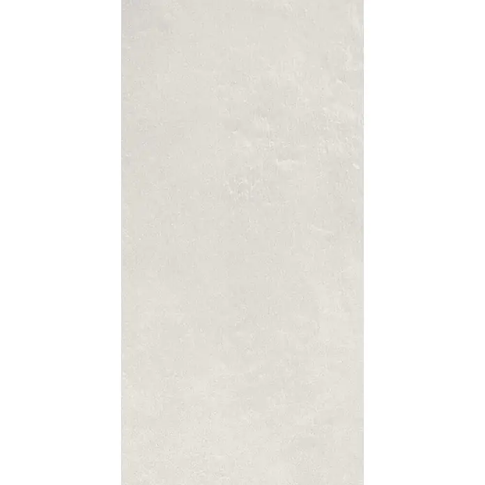 Feinsteinzeug in farbiger weißer Betonoptik 60x120 - Italienische Fliesen -  - Helle, gebrochen weiße Oberfläche mit subtiler, organischer Textur.