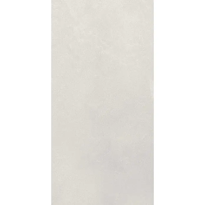 Feinsteinzeug in farbiger weißer Betonoptik 60x120 - Italienische Fliesen -  - Hellgraue, fein strukturierte Oberfläche mit mattem Finish.