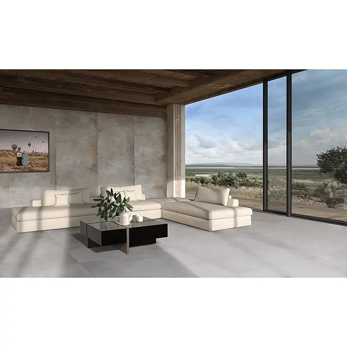 Feinsteinzeug in grauer Betonoptik 120x120 - Italienische Fliesen -  - Modernes Interieur mit großen hellgrauen Bodenfliesen und strukturierten, hellen Wandpaneelen.