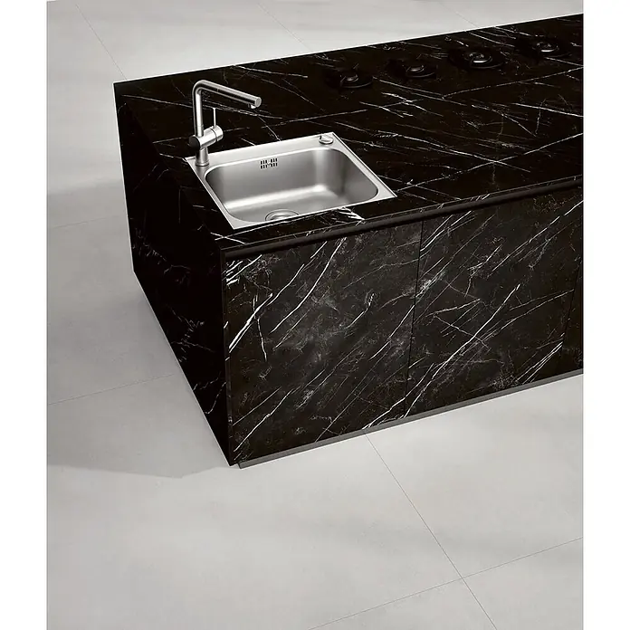 Feinsteinzeug in glänzender schwarzer Marquina-Marmoroptik 60x120 -  - Schwarze Kücheninsel aus Marmor mit weißen Adern, integriertem Edelstahlspülbecken und Gaskochfeld.