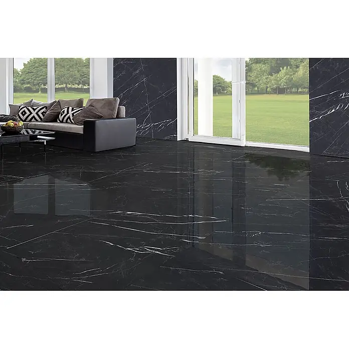 Feinsteinzeug in glänzender schwarzer Marquina-Marmoroptik 60x120 -  - Polierte schwarze Fliesen in Marmoroptik mit weißen Äderungen als Boden- und Wandbelag in einem modernen Wohnzimmer.