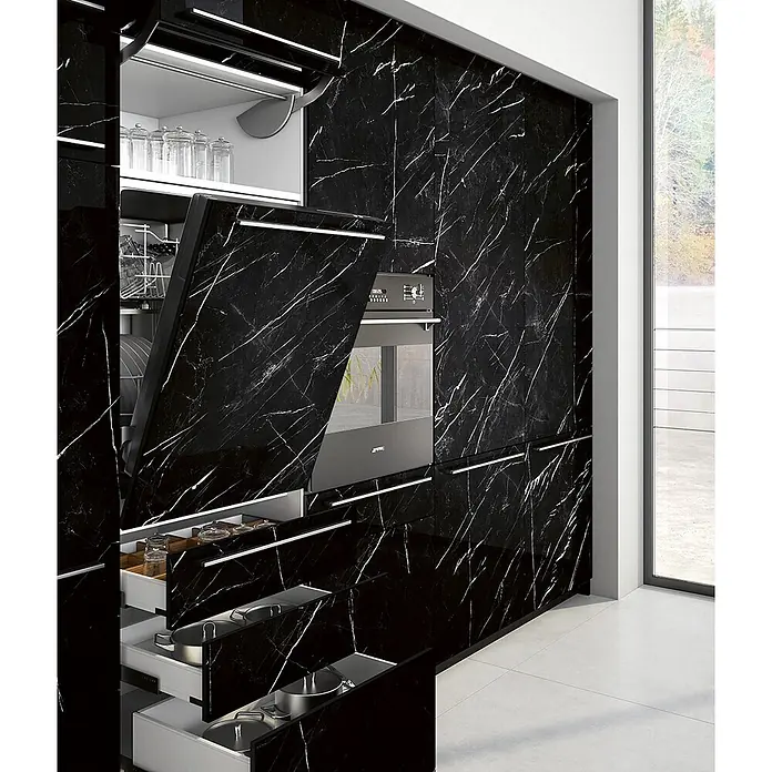 Feinsteinzeug in glänzender schwarzer Marquina-Marmoroptik 60x120 -  - Schwarze Küchenschränke in Marmoroptik mit geöffneten Schubladen, integriertem Geschirrspüler und Einbauofen.