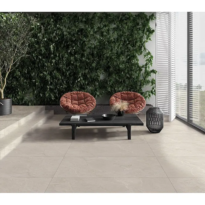 Feinsteinzeug in weißer Steinoptik 60x90, 20 mm, rutschhemmend -  - Helle beigefarbene Outdoor-Fliesen mit dezenter Äderung auf einem modernen Terrassenboden.