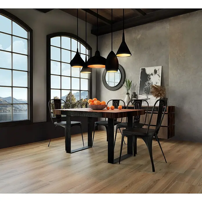 Feinsteinzeug in metallischer dunkelgrauer Betonoptik 60x120 -  - Modernes Esszimmer mit hellem Holzboden und einem dunklen Holztisch mit schwarzen Metallstühlen.