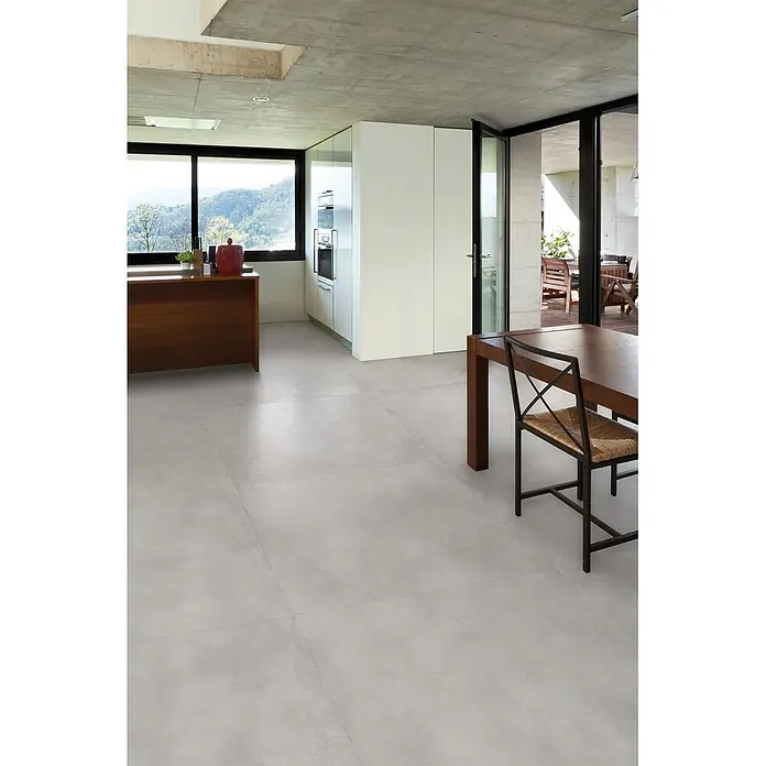 Feinsteinzeug in gewachster weißer Betonoptik 120x120 - Ital. Fliesen -  - Helle, großformatige Bodenfliesen in Betonoptik in einer modernen Küche und Essbereich.