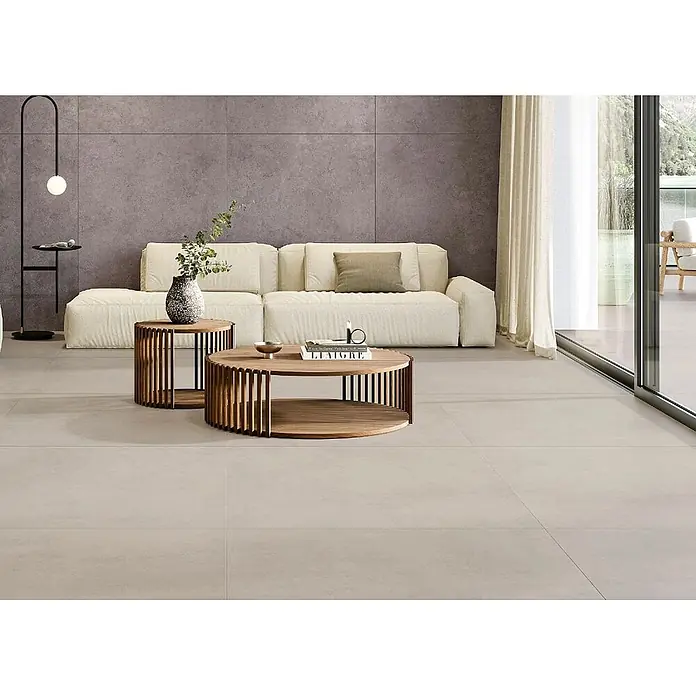 Feinsteinzeug in strukturierter hellbeiger Betonoptik 60x120 -  - Große hellbeige Bodenfliesen in einem modernen Wohnzimmer, ergänzt durch passende dunkelgraue Wandfliesen mit Textur.