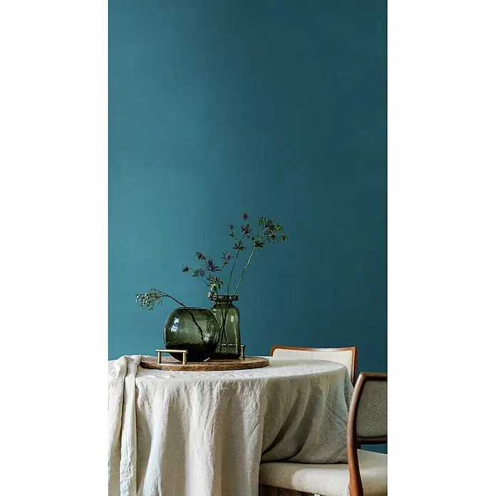 Feinsteinzeug in farbiger blauer Betonoptik 60x60 - Italienische Fliesen -  - Grüne Glasvasen mit Wildblumen auf einem Holztablett, ruhend auf einer beigen Leinentischdecke.