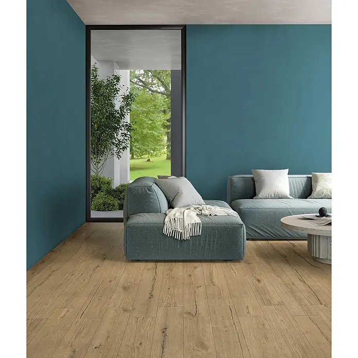 Feinsteinzeug in farbiger blauer Betonoptik 60x60 - Italienische Fliesen -  - Rustikaler heller Eichenholzboden mit natürlichen Rissen und Maserung in einem modernen Wohnzimmer.