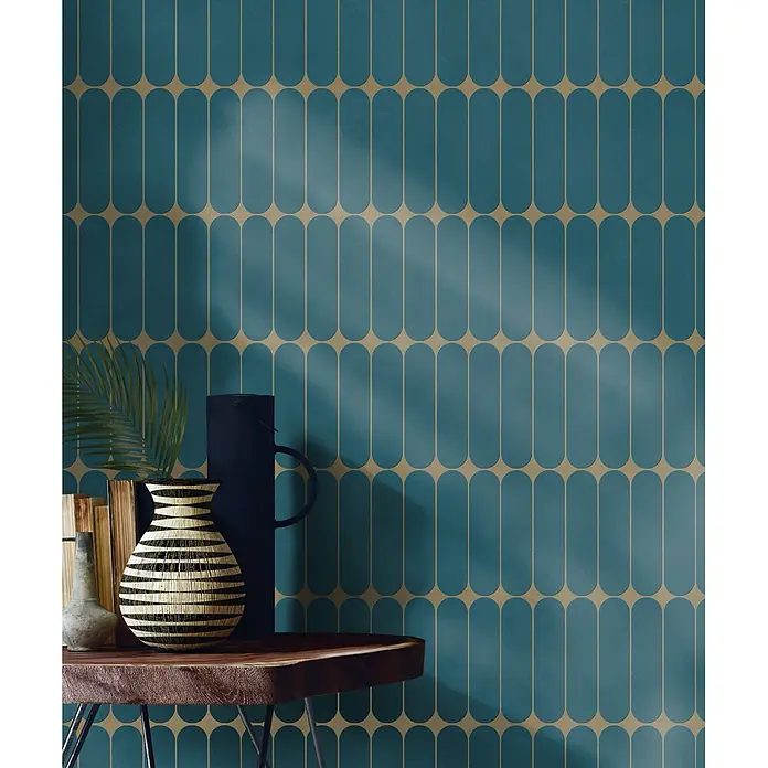 Feinsteinzeug in farbiger blauer Betonoptik 60x60 - Italienische Fliesen -  - Türkise Tapete mit geometrischem Goldkapselmuster an einer Wand, in einem Raumambiente.