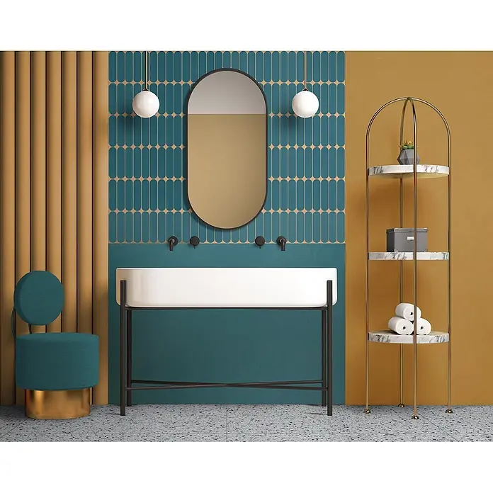 Feinsteinzeug in farbiger blauer Betonoptik 60x60 - Italienische Fliesen -  - Modernes Bad in Türkis und Gold mit Doppelwaschtisch, ovalem Spiegel, Wandarmaturen und goldenem Marmorregal.