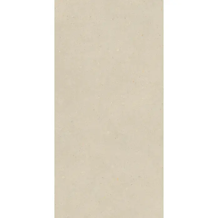 Feinsteinzeug in matter beiger Betonoptik 60x120 - Italienische Fliesen -  - Hellbeige Oberfläche mit kleinen, mehrfarbigen Sprenkeln, ideal für Fliesen oder Oberflächen.
