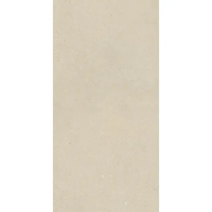 Feinsteinzeug in matter beiger Betonoptik 60x120 - Italienische Fliesen -  - Hellbeiges, steinähnliches Fliesenmuster mit feinen Einschlüssen und dezenter natürlicher Maserung.