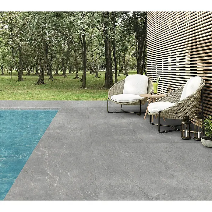 Feinsteinzeug in grauer Steinoptik 60x90, 20 mm, rutschhemmend -  - Graue Outdoor-Bodenfliesen in Steinoptik, als Terrassen- und Poolbereich verlegt, mit dezenter Naturmaserung.