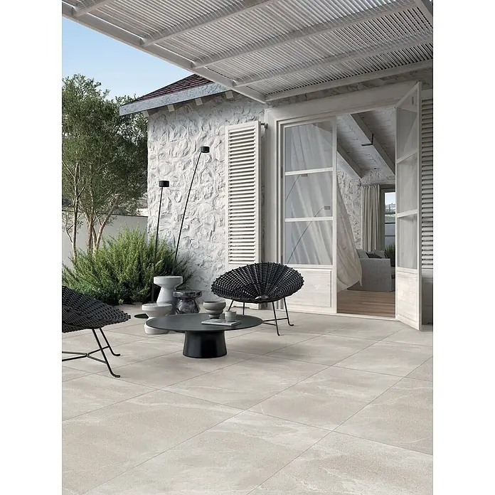Feinsteinzeug in weißer Steinoptik 60x60, 20 mm, rutschhemmend -  - Helle Outdoor-Terrassenfliesen mit subtiler Textur, verlegen eine moderne mediterrane Terrasse.