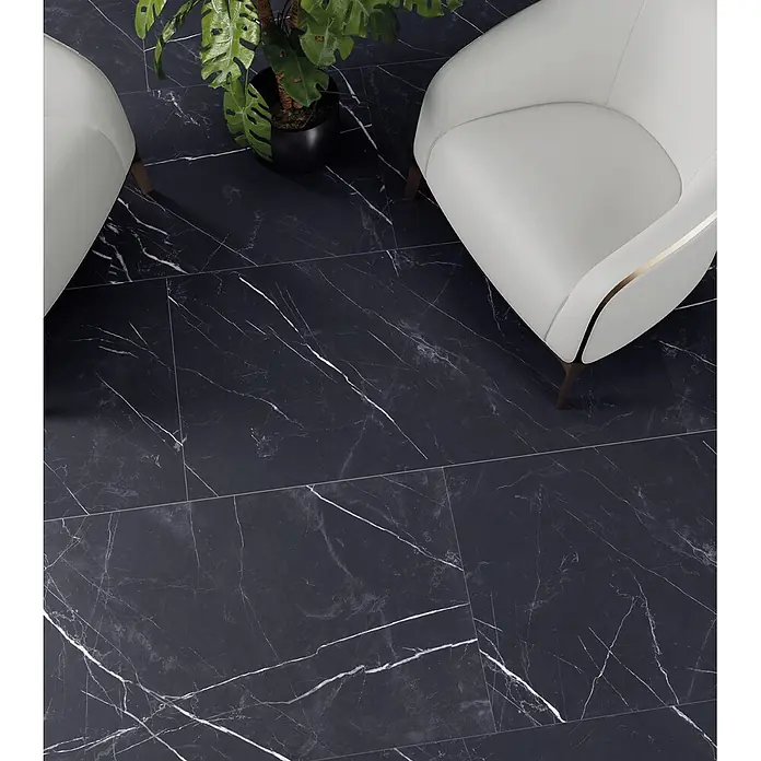 Feinsteinzeug in matter schwarzer Marmoroptik 120x120 - Ital. Fliesen -  - Elegante Bodenfliesen in Schwarz-Marmoroptik mit weißer Maserung, als luxuriöser Bodenbelag in einem modernen Interieur.