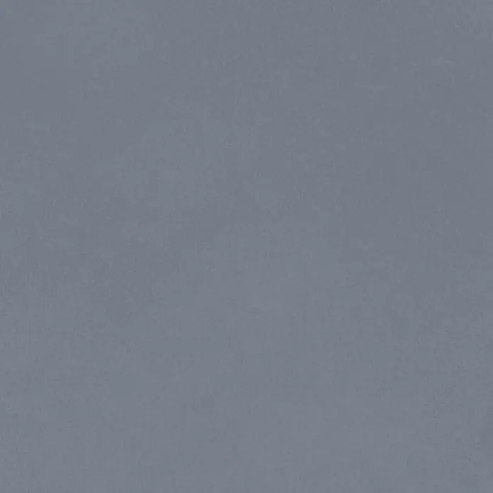 Feinsteinzeug in farbiger dunkelgrauer Betonoptik 60x60 - Ital. Fliesen -  - Gedämpfte blaugraue Materialprobe mit subtiler, gleichmäßiger Textur.