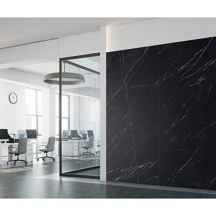 Feinsteinzeug in matter schwarzer Marmoroptik 120x120 - Ital. Fliesen -  - Schwarze Wandpaneele mit Marmor-Effekt in einem modernen Büro, als elegante Akzentwand neben einer Glasabtrennung.