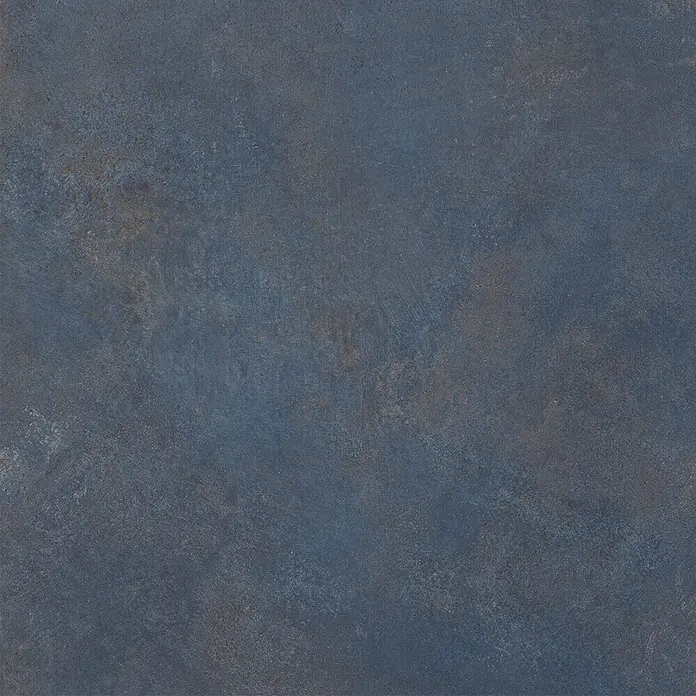 Feinsteinzeug in metallischer brauner Betonoptik 60x120 - Ital. Fliesen -  - Strukturierte dunkelblau-graue Oberfläche mit dezenten Rostdetails, die an gealtertes Metall oder Beton erinnert.