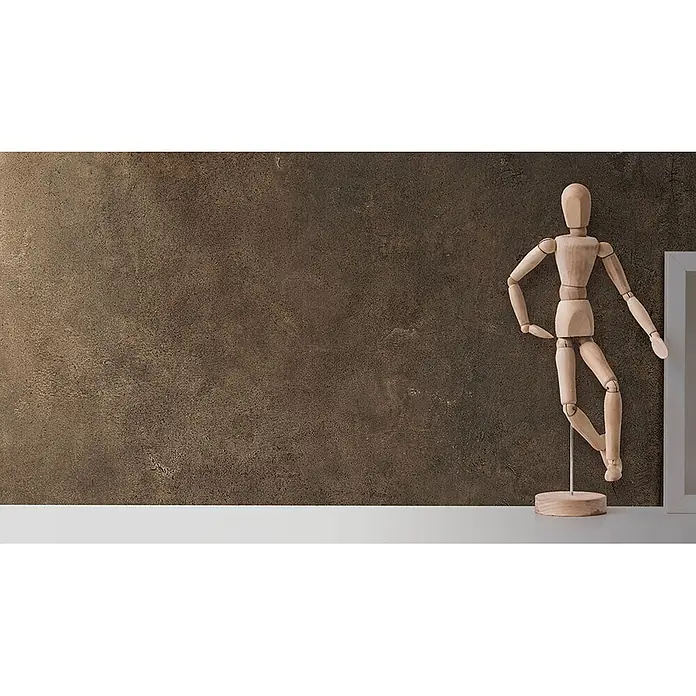 Feinsteinzeug in metallischer brauner Betonoptik 60x120 - Ital. Fliesen -  - Bewegliche hölzerne Künstlerpuppe in dynamischer Pose auf einer weißen Oberfläche.